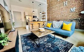 Trendy Condo! Close To Everthing Downtown